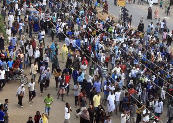 محتجون يغلقون كوبري القاش