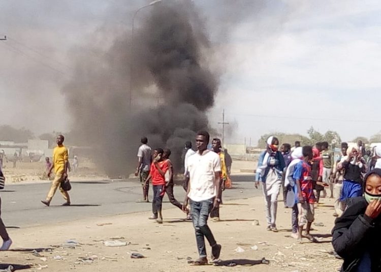 تظاهرات بنيالا والشرطة تطلق النار والغاز المسيل للدموع