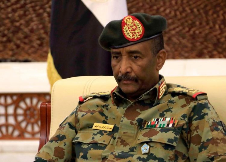 البرهان يتسلم دعما للقوات المسلحة بقيمة 20 مليون جنيه