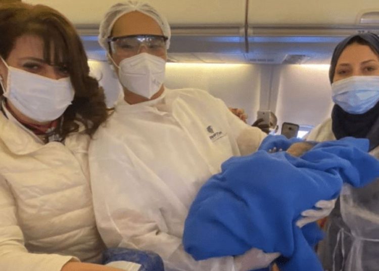 ولادة طفل فوق السحاب على متن طائرة مصرية في سماء الخرطوم