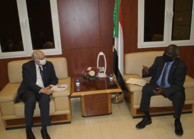 بوث يبحث بالخرطوم مطلوبات دخول البنوك الأمريكية والغربية للبلاد