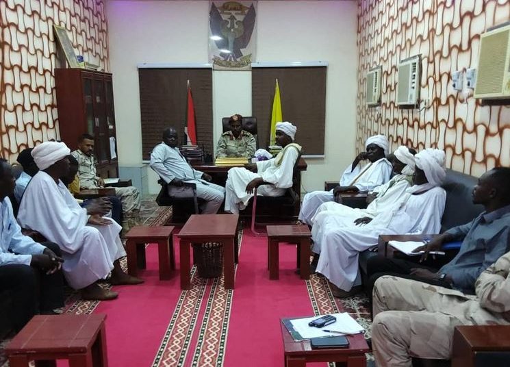 قائد الدعم السريع قطاع الفاشر يلتقي وفد قيادات الإدارة الأهلية والشبابية بمعسكر ابوشوك للنازحين