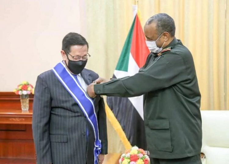 البرهان يمنح السفير الموريتاني بالخرطوم وسام النيلين