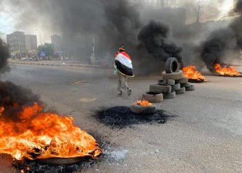 متظاهرون يغلقون عدداً من شوارع الخرطوم في ذكرى فض اعتصام القيادة العامة