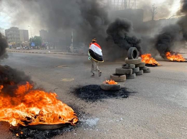 متظاهرون يغلقون عدداً من شوارع الخرطوم في ذكرى فض اعتصام القيادة العامة
