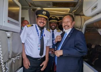 الحمدوك يغادر إلى جوبا مبتسماً