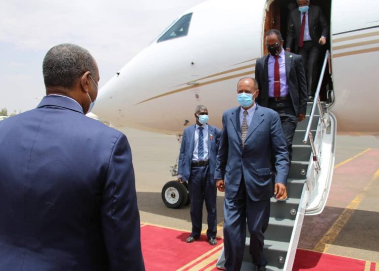 وصول الرئيس الإريتري أسياس أفورقي لمطار الخرطوم