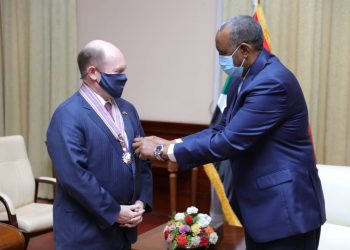 البرهان يمنح السناتور الأمريكي كريستوفر كونز وسام الجمهورية