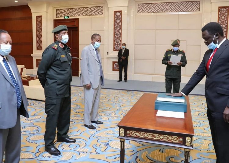 مناوي يؤدّي القسم حاكمًا لإقليم دارفور