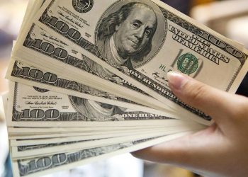 الدولار يقفز لـ 470 جنيها بالموازي