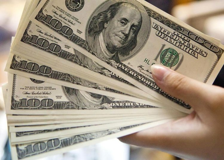 الدولار يقفز لـ 470 جنيها بالموازي