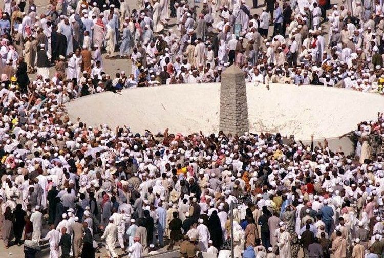 الحجاج يرمون جمرة العقبة الكبرى ويصيبون الشيطان في مقتل