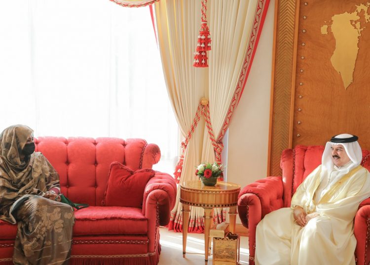 وزيرة الخارجية تلتقي ملك البحرين