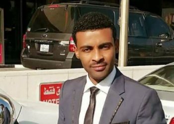 مذيع بإحدى القنوات السودانية الفضائية يرقص على الهواء مباشرة