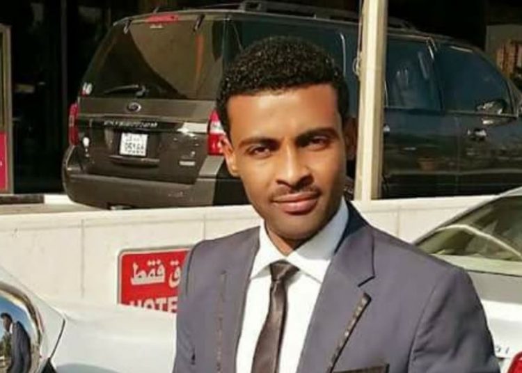 مذيع بإحدى القنوات السودانية الفضائية يرقص على الهواء مباشرة