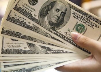 خبراء: تجربة تحرير الدولار الجمركي عمقت الأزمة المعيشية