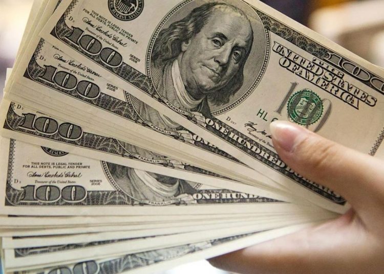 خبراء: تجربة تحرير الدولار الجمركي عمقت الأزمة المعيشية