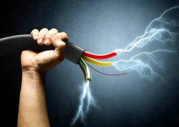 مطربة سودانية تتعرض لصعقة كهربائية أثناء تقديمها لوصلة غنائية