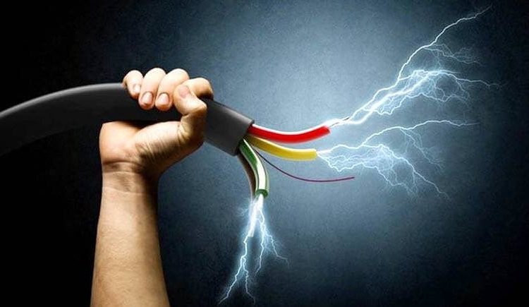 مطربة سودانية تتعرض لصعقة كهربائية أثناء تقديمها لوصلة غنائية