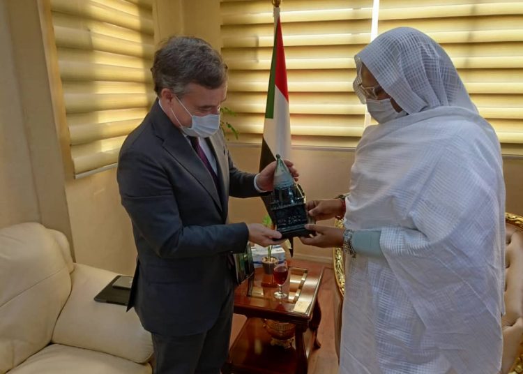 وزيرة الخارجية تلتقي السفير الإسباني بمناسبة انتهاء مهامه بالسودان