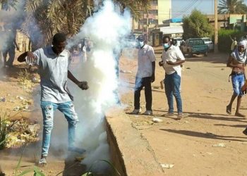 الأمن يفرق عشرات المحتجين شمال الخرطوم وعودة الاتصالات الهاتفية