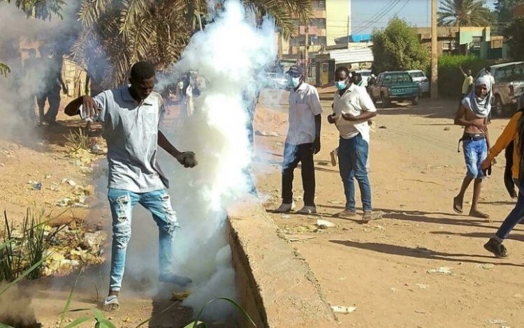 الأمن يفرق عشرات المحتجين شمال الخرطوم وعودة الاتصالات الهاتفية