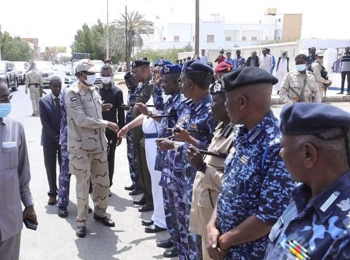 حميدتي يتفقد القوات النظامية بولابة البحر الأحمر