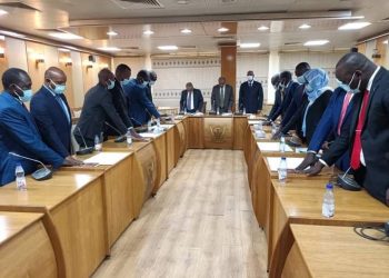 12 دبلوماسياً يؤدون قسم اليمين القانونية أمام وزير الخارجية المكلَف