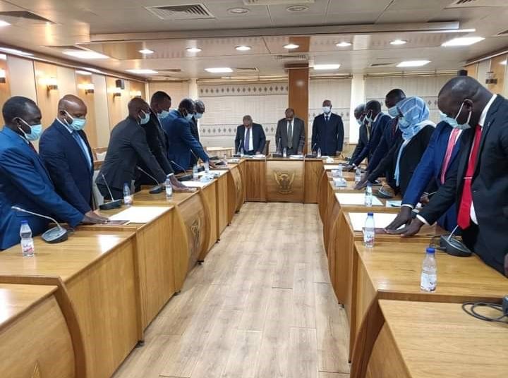 12 دبلوماسياً يؤدون قسم اليمين القانونية أمام وزير الخارجية المكلَف