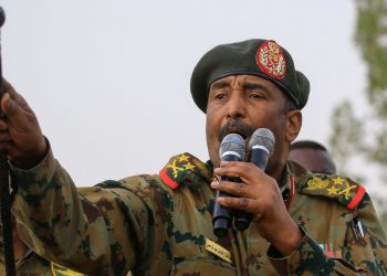 البرهان يهدد بطرد رئيس بعثة الأمم المتحدة