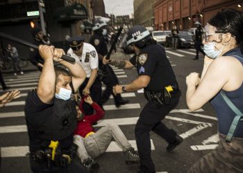 أمريكا تتغني بحقوق الإنسان وحرية التعبير وتنسي تاريخها الحافل بالعنف والقمع