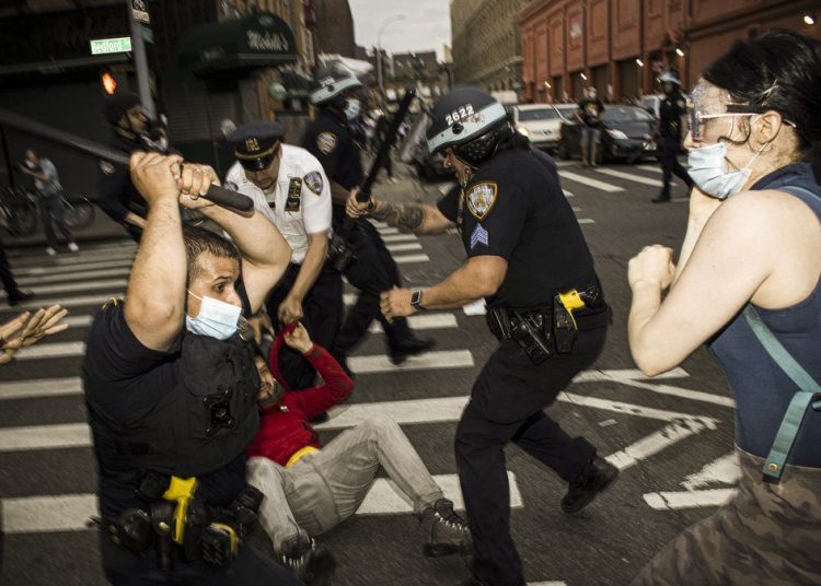 أمريكا تتغني بحقوق الإنسان وحرية التعبير وتنسي تاريخها الحافل بالعنف والقمع