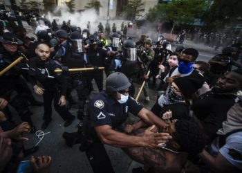 أمريكا تحث علي السلمية في التعامل مع المظاهرات وهي أول منتهك لهذه السلمية علي أراضيها