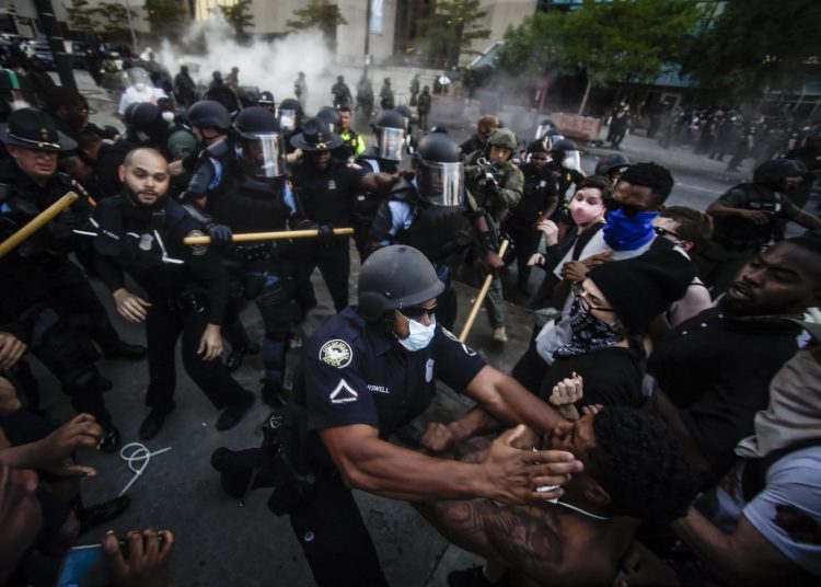 أمريكا تحث علي السلمية في التعامل مع المظاهرات وهي أول منتهك لهذه السلمية علي أراضيها