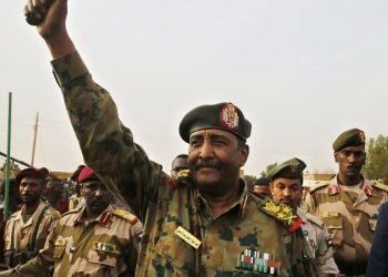 البرهان يستميل قادة وضباط  الدعم السريع إلي جانبه لتسهيل تنحية حميدتي