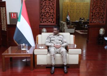 دقلو يتسلم دراسات لإنشاء ثلاث محطات مياه نيلية جديدة