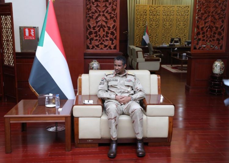 دقلو يتسلم دراسات لإنشاء ثلاث محطات مياه نيلية جديدة