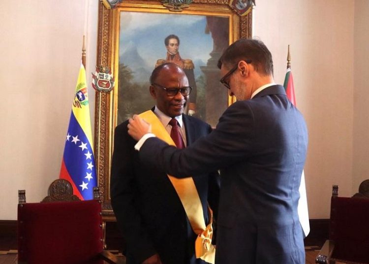 وسام البطل الفنزويلي لسفير السودان