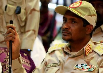 يتهم دقلو الأجهزة الأمنية بالتواطؤ مع ٩ طويلة