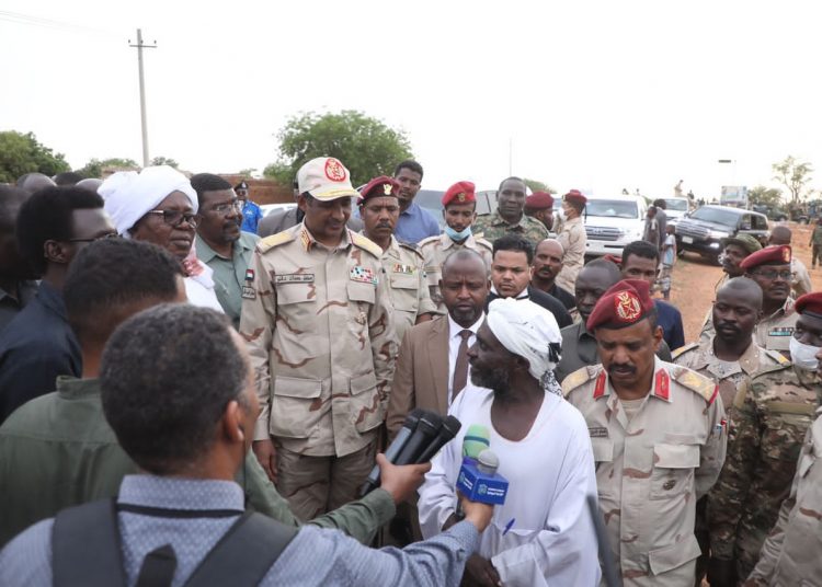 دقلو يزور معسكر كريندق بالجنينة