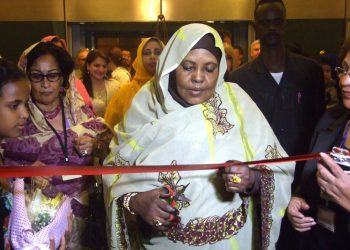 وفاة زوجة البشير في مسقط رأسها ومطالبات بالسماح للرئيس السابق بوداعها