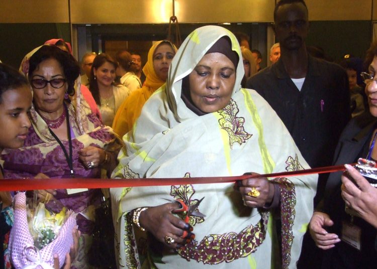 وفاة زوجة البشير في مسقط رأسها ومطالبات بالسماح للرئيس السابق بوداعها