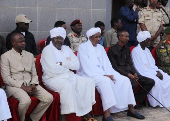 تكريم دقلو لمجهوده في احلال السلام في الجنينة