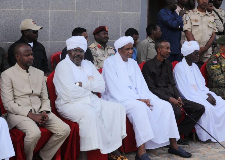 تكريم دقلو لمجهوده في احلال السلام في الجنينة