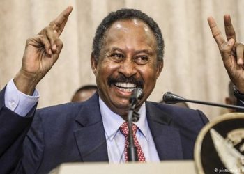 سياسيون يطالبون بعودة حمدوك