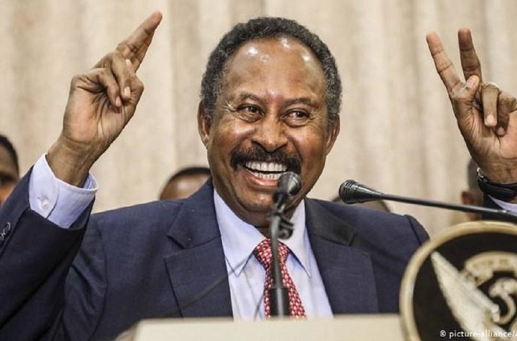 سياسيون يطالبون بعودة حمدوك