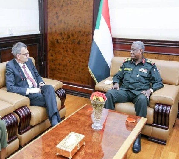 لقاء بين ياسر العطا و فولكر بيرتس