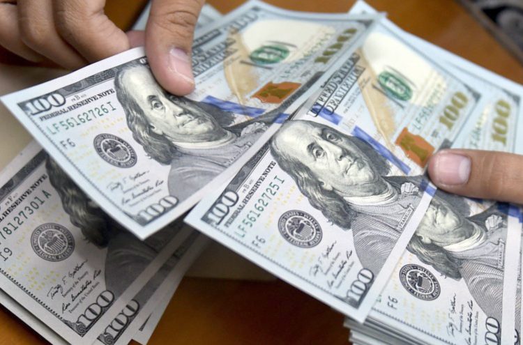 القاء القبض على ٣ متهمين قاموا بتوزيع عملة (دولار) في المحلات الكبيرة