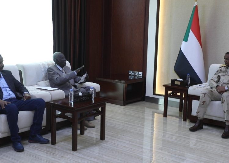 دقلو يلتقي بوفد اتحاد المهن الموسيقية برئاسة الفنان د. عبد القادر سالم