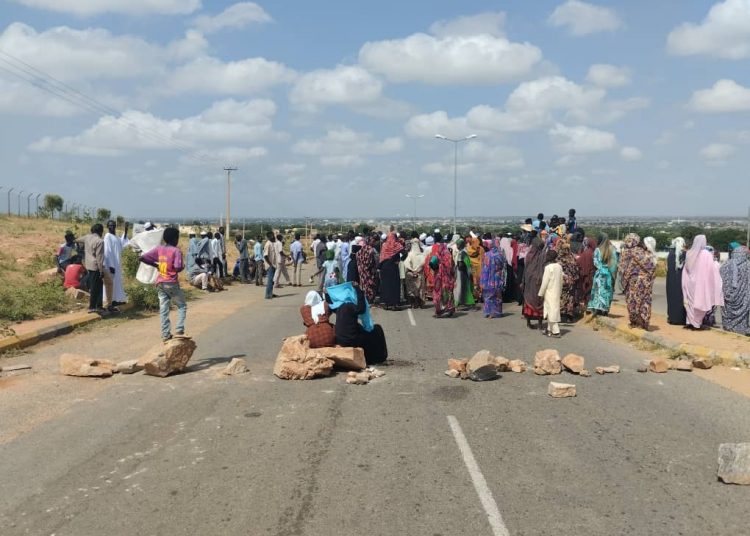 مواطنون يغلقون طريق المطار بنيالا احتجاجاً على تمليك اراضيهم لآخرين